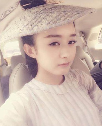 看看女星們花式戴草帽的帽子戲法！